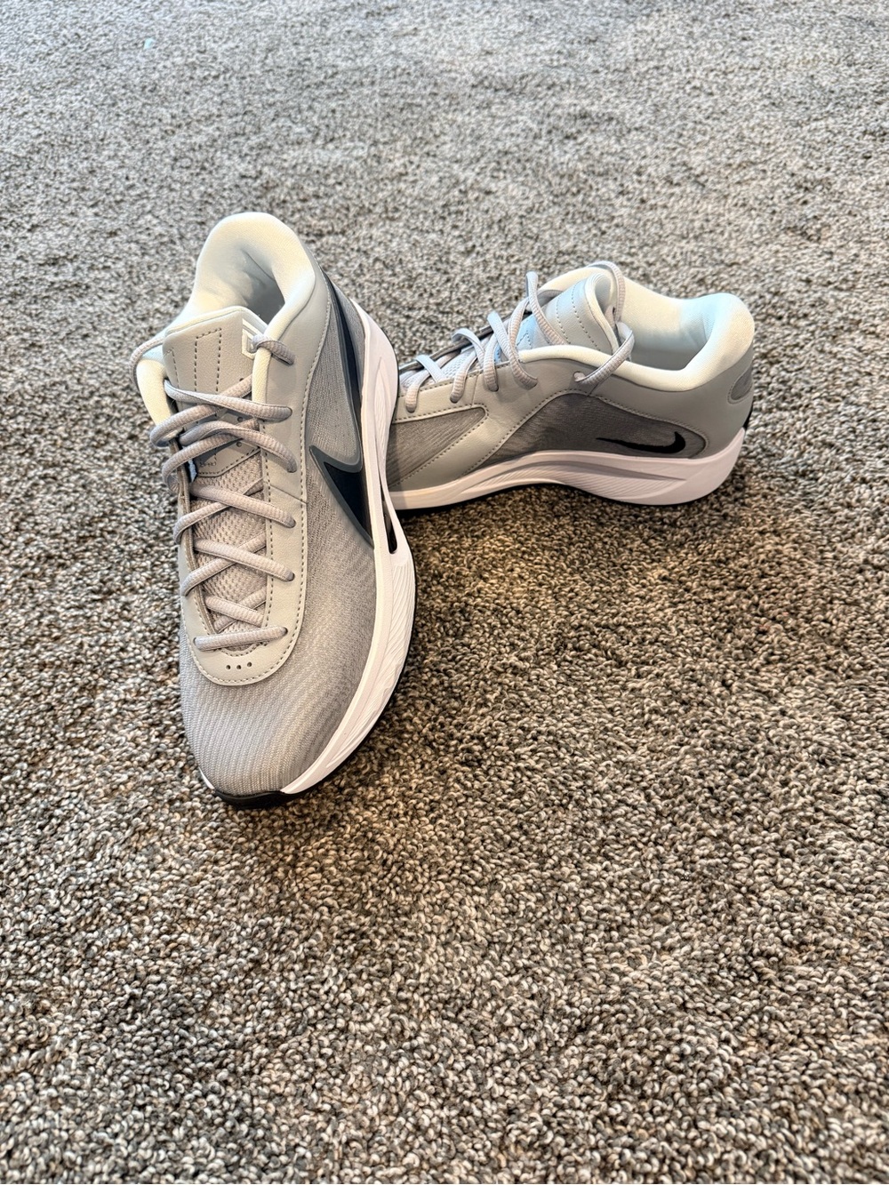 NEW - Size 7M/8.5W - Nike Giannis Antetokounmpo Wolf Gray Sneakers -FV1292-001